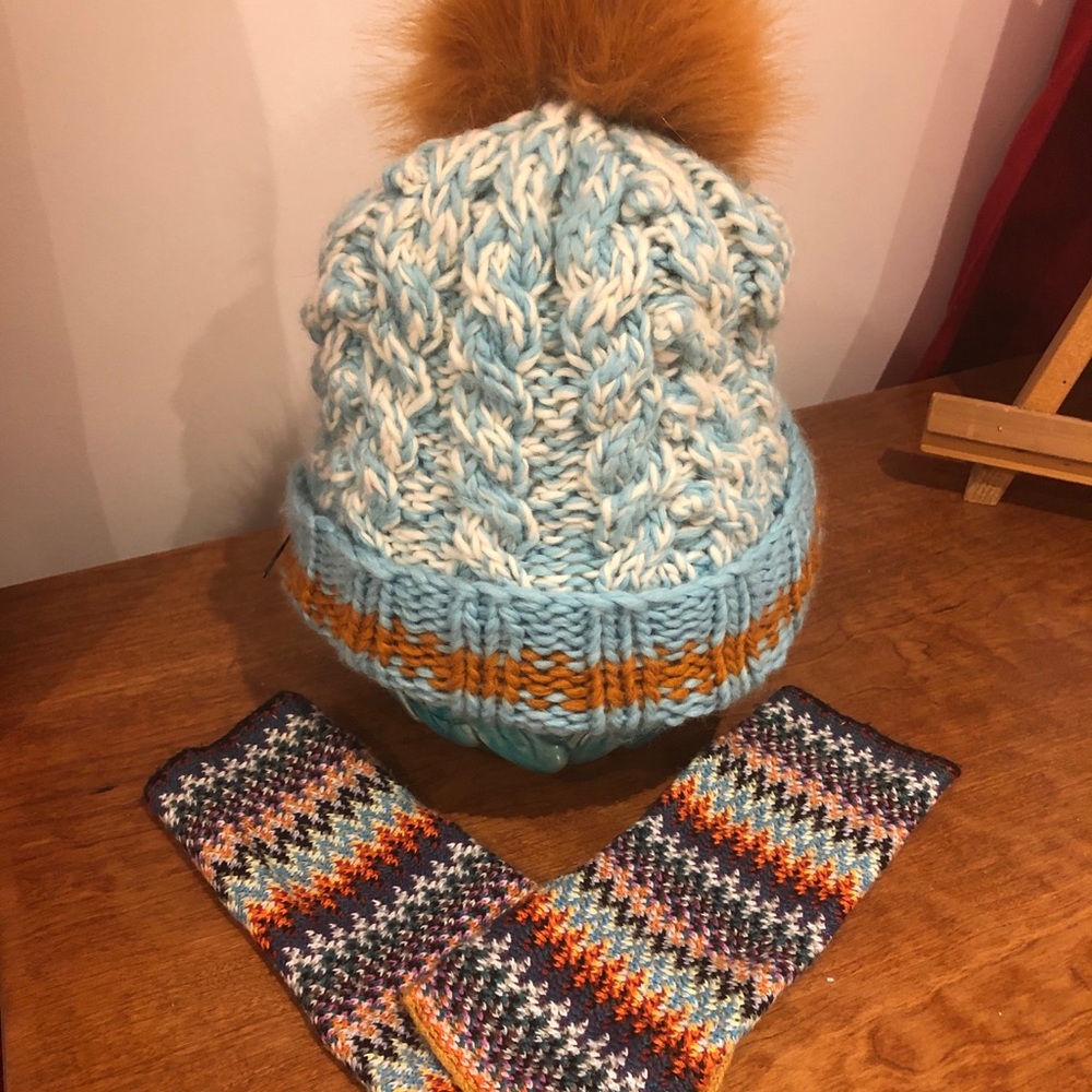 Toque and fingerless gloves
